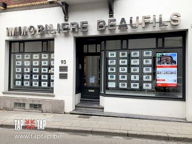 Référence vitrine – agence immobilière (porte-affiches lumineux)